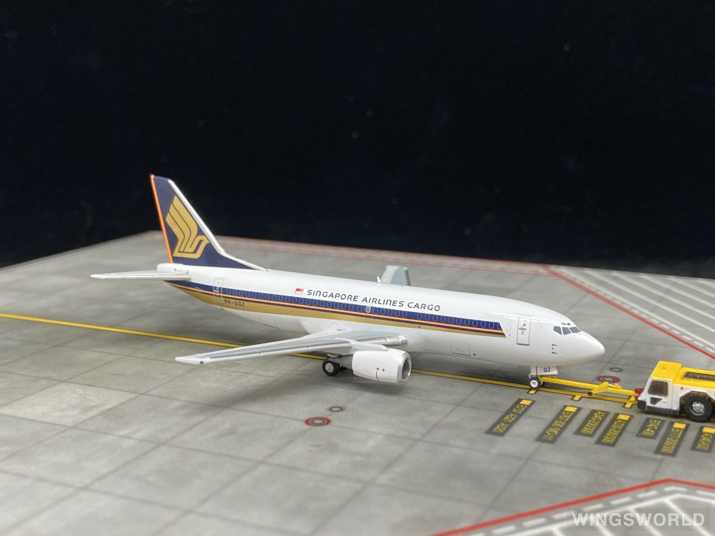 Pandamodel 1:400 202203 Singapore Airlines 新加坡航空 Boeing 737-300 9V-SQZ