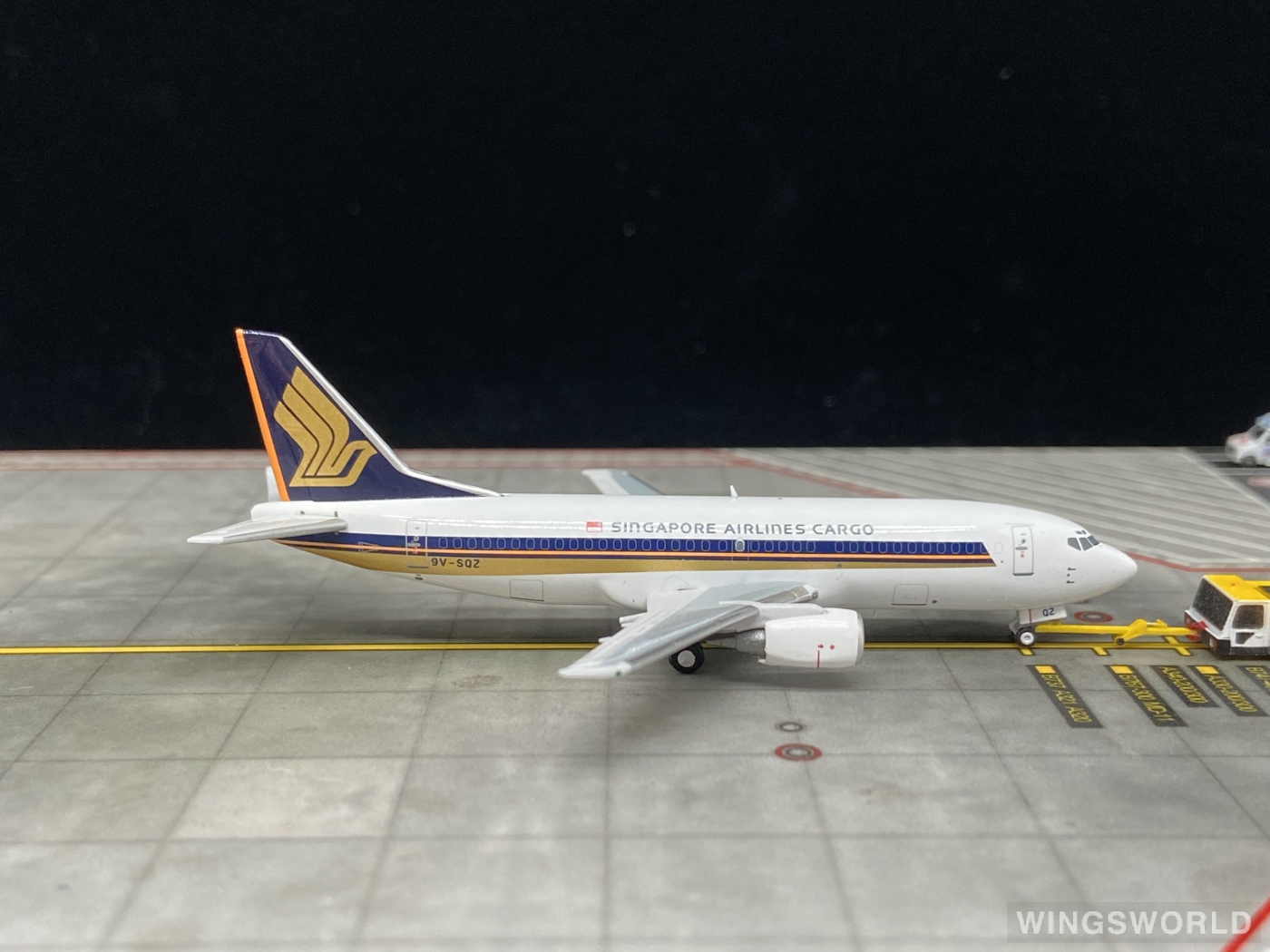 Pandamodel 1:400 202203 Singapore Airlines 新加坡航空 Boeing 737-300 9V-SQZ