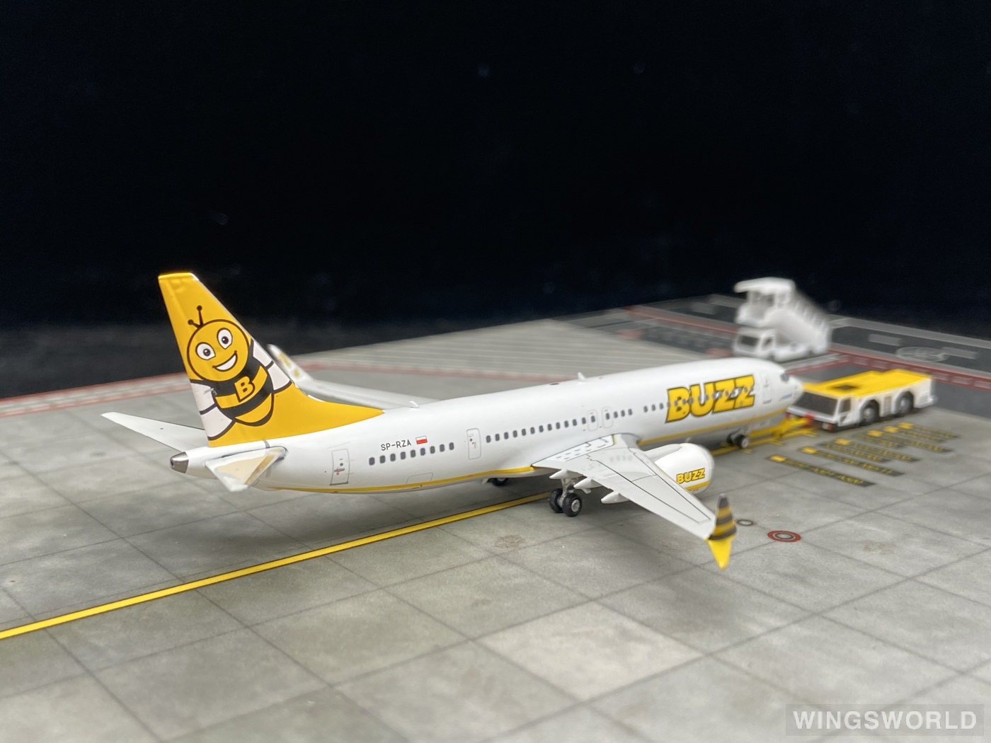 Phoenix 1:400 PH11746 Buzz Boeing 737 MAX 8 SP-RZA