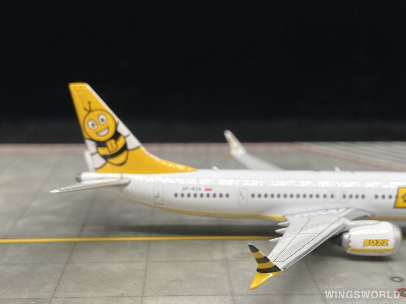Phoenix 1:400 PH11746 Buzz Boeing 737 MAX 8 SP-RZA