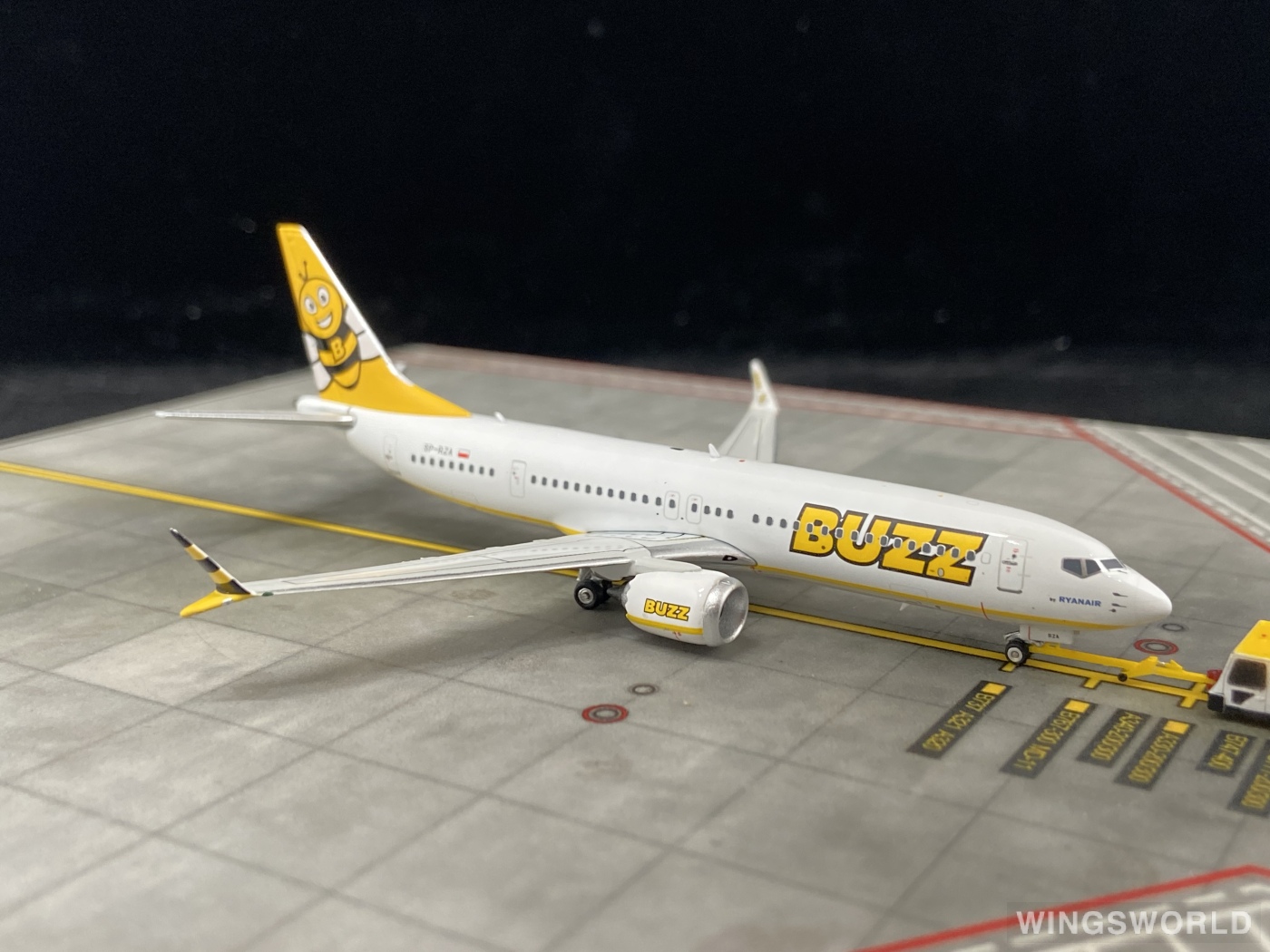 Phoenix 1:400 PH11746 Buzz Boeing 737 MAX 8 SP-RZA