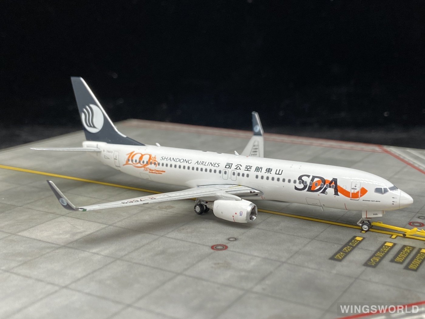 Phoenix 1:400 PH11371 Shandong Airlines 山东航空 Boeing 737-800 B-7669