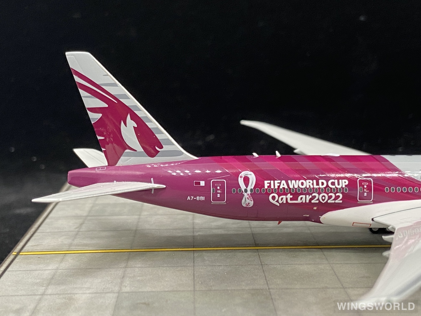 Phoenix 1:400 PH04416 Qatar 卡塔尔航空 Boeing 777-200LR A7-BBI