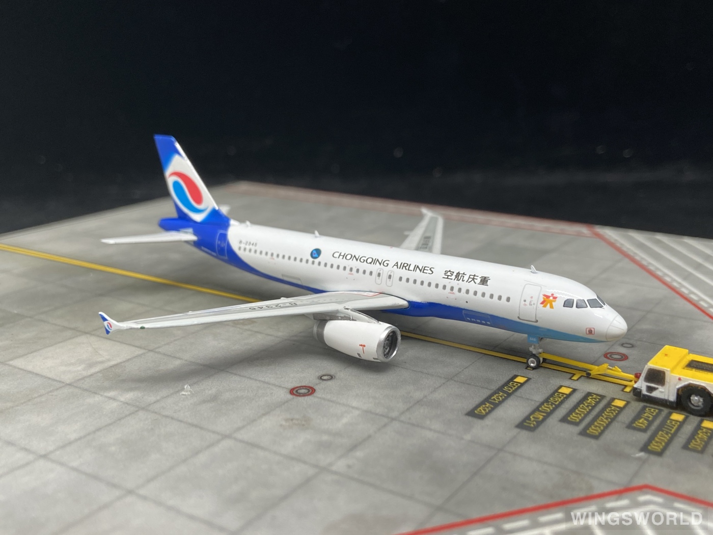 Phoenix 1:400 PH11235 Chongqing Airlines 重庆航空 Airbus A320 B-2345