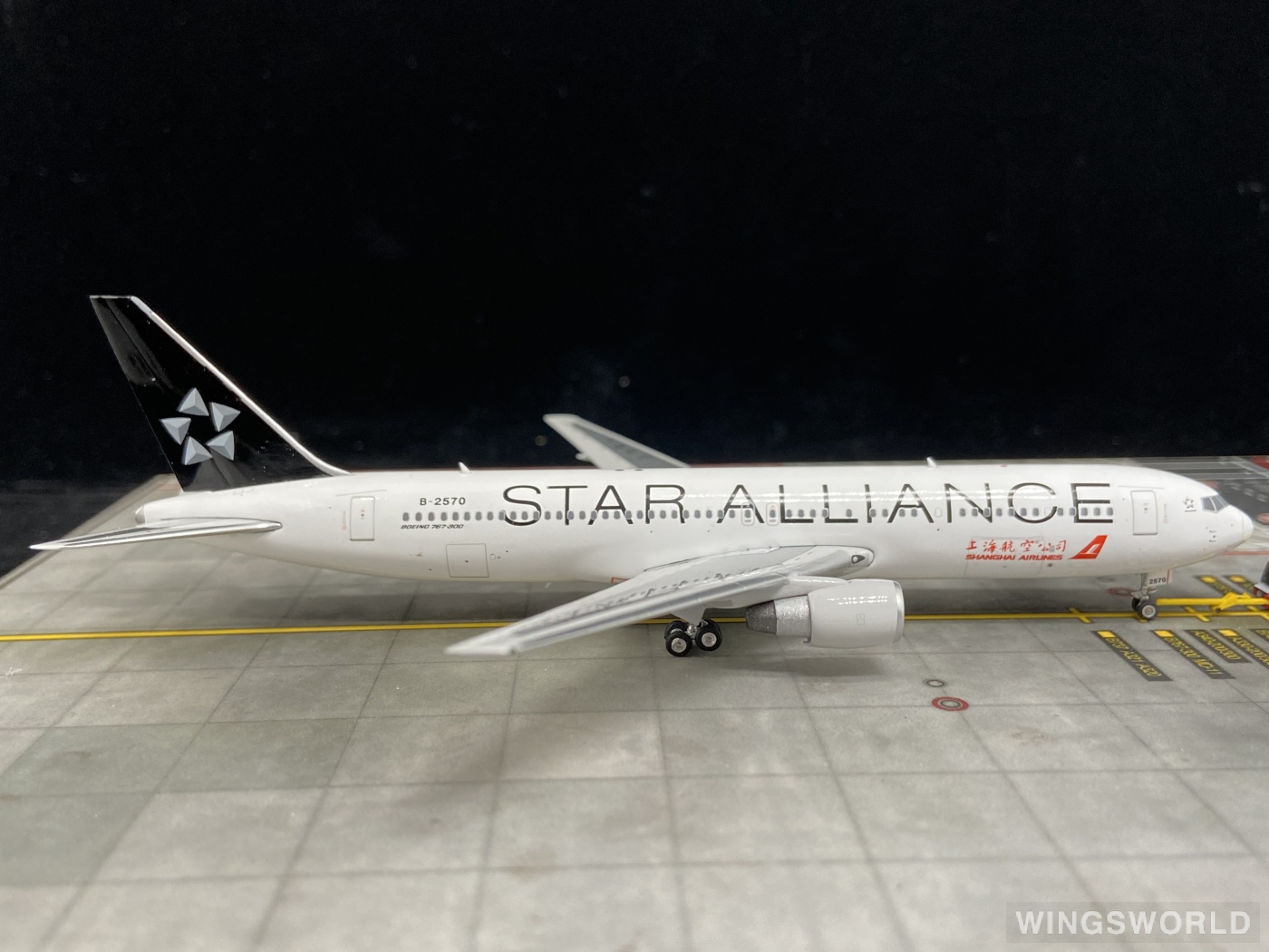 Phoenix 1:400 PH11559 Shanghai Airlines 上海航空 Boeing 767-300 B-2570