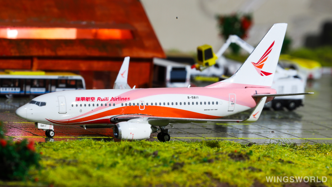 Phoenix 1:400 PH11013 Ruili Airlines 瑞丽航空 Boeing 737-700 B-5811