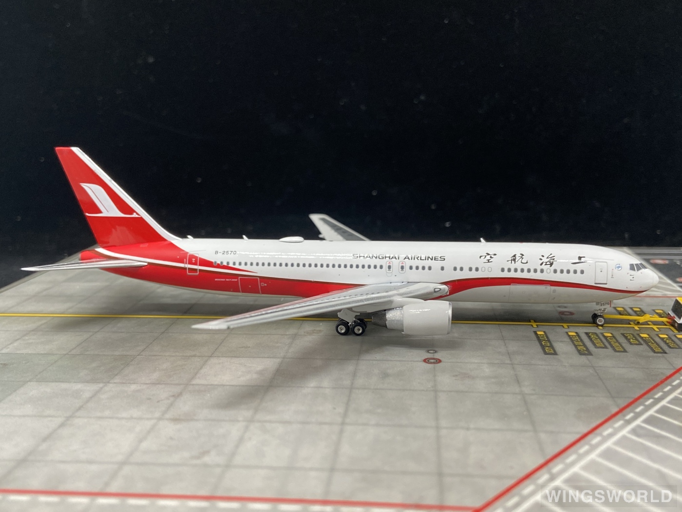 Phoenix 1:400 PH11719 Shanghai Airlines 上海航空 Boeing 767-300 B-2570