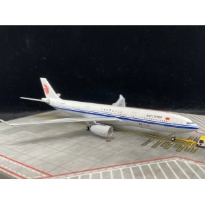 Air China 中国国际航空 Airbus A330-300 B-5977 中国国际航空第五十架A330彩绘（小彩绘）。Aeroclassics出品，带一套17件地勤（国航北京） AC4B5977 AeroClassics 1:400