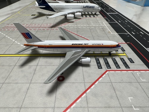 United Airlines 美国联合航空 Boeing 767-200 N605UA 1980s colors. Small titles. With 