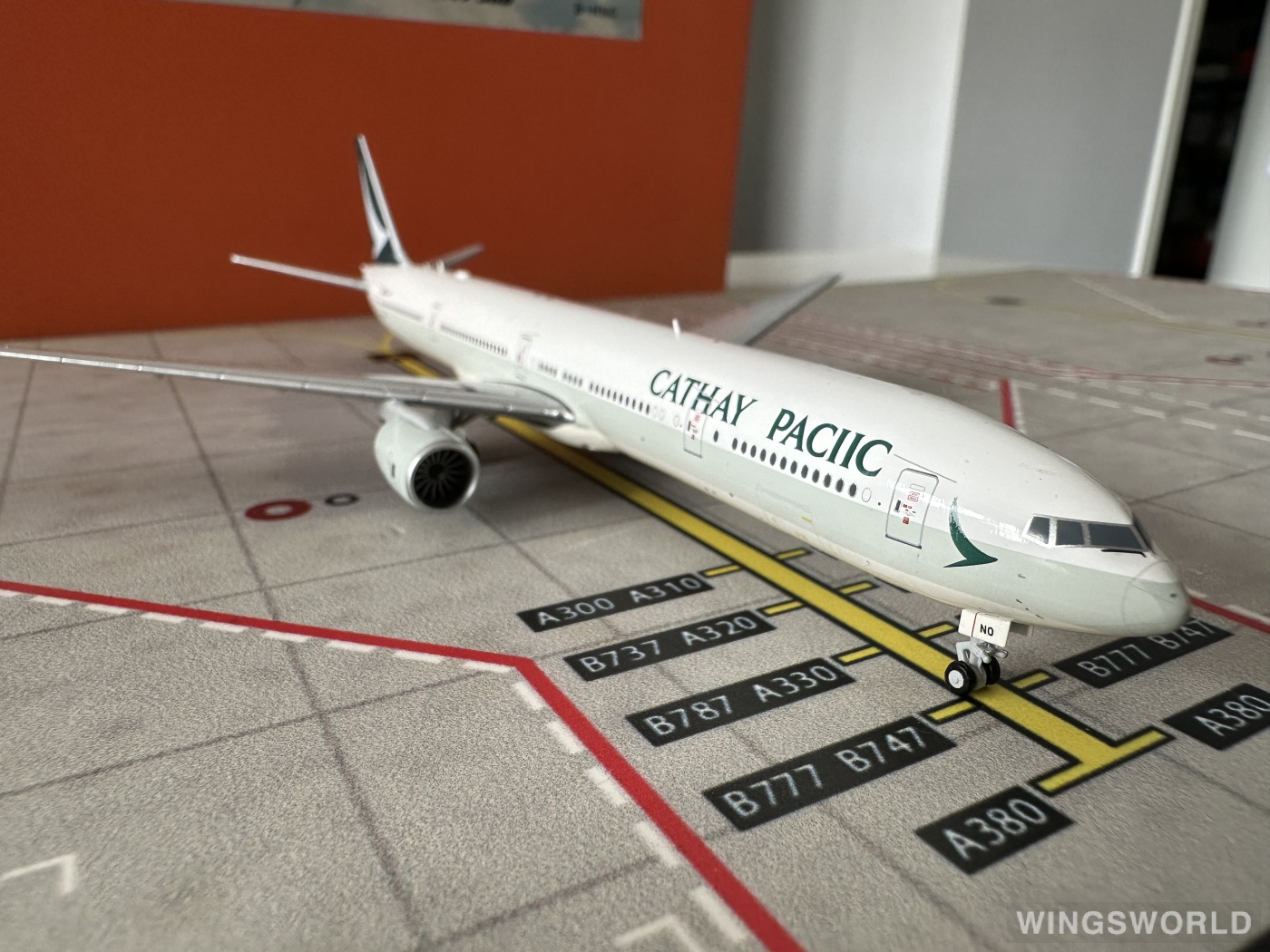 JC Wings 1:400 EW4773001 Cathay Pacific 国泰航空 Boeing 777-300 B-HNO