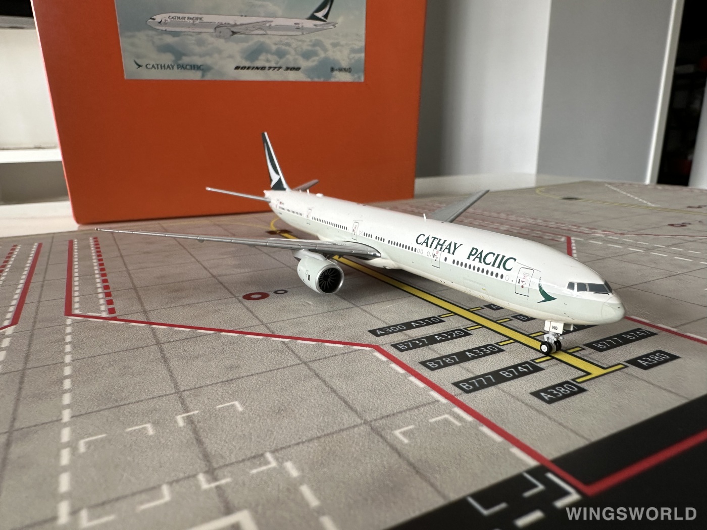 JC Wings 1:400 EW4773001 Cathay Pacific 国泰航空 Boeing 777-300 B-HNO