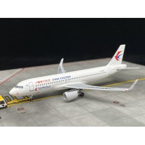 China Eastern 中国东方航空 Airbus A320 B-8395 300TH AC4B8395 AeroClassics 1:400