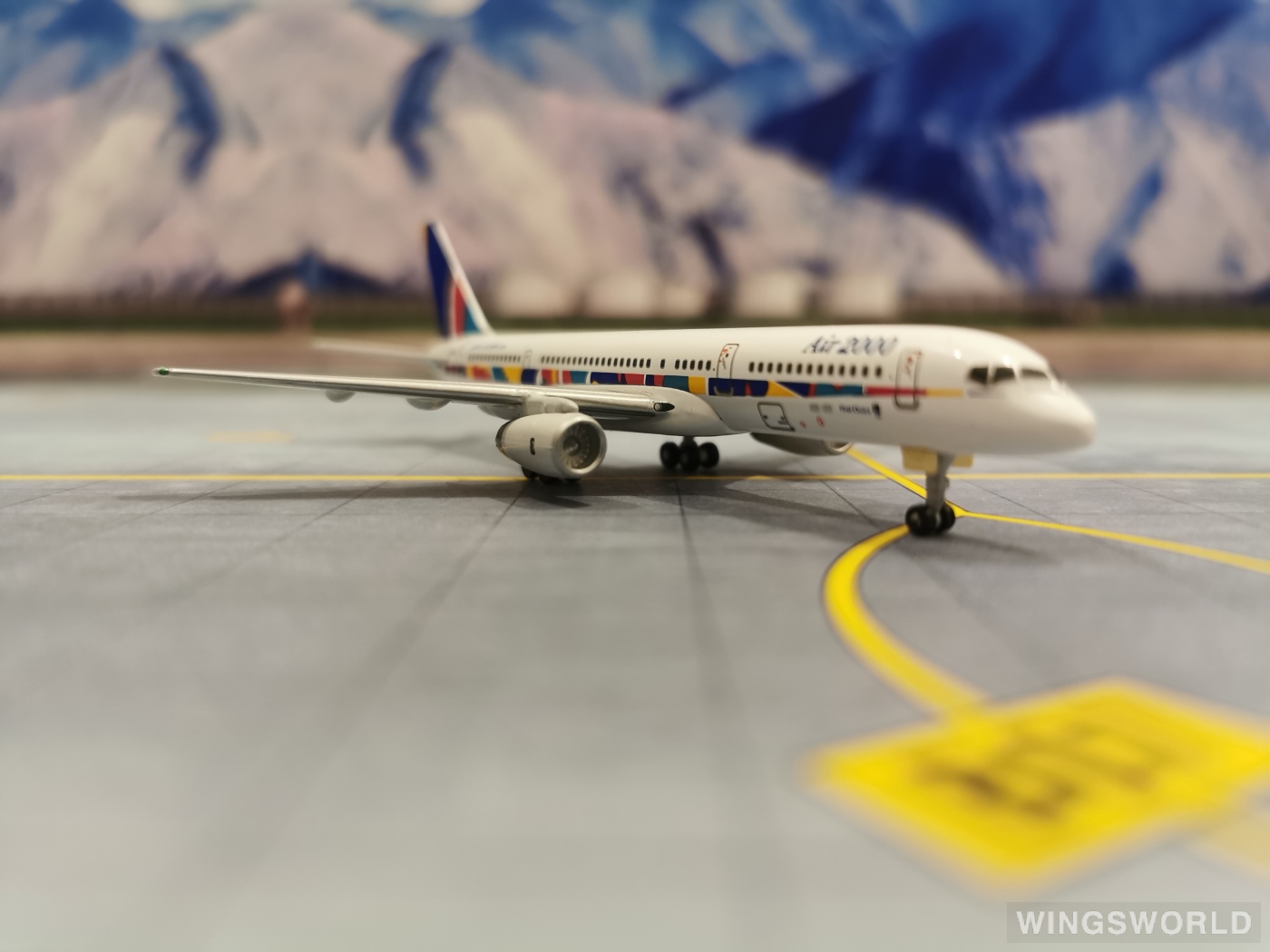 Geminijets 1:400 GJAMM068A Air 2000 Boeing 757-200 G-OOOS