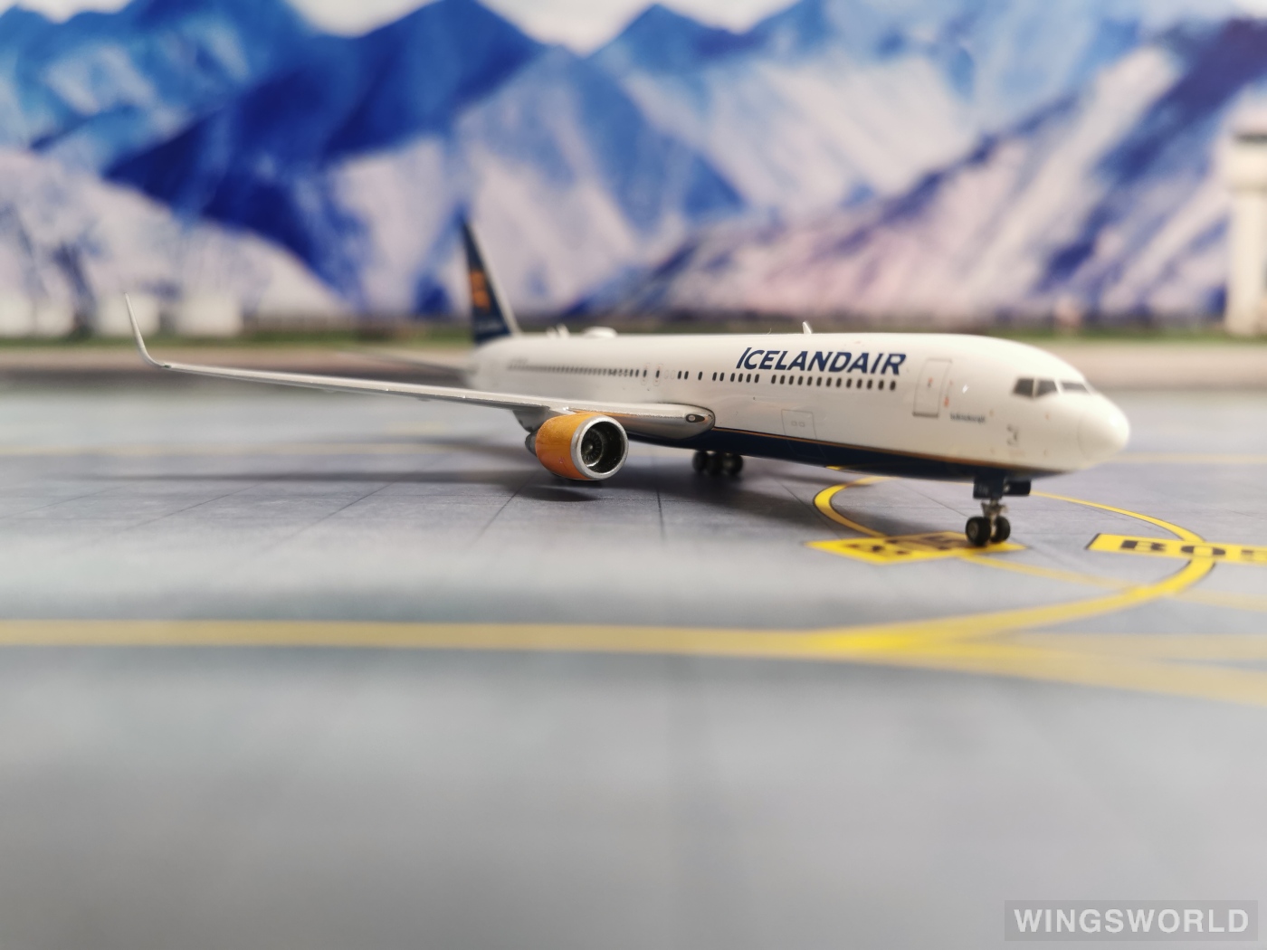 Phoenix 1:400 PH11305 Icelandair 冰岛航空 Boeing 767-300 TF-ISN