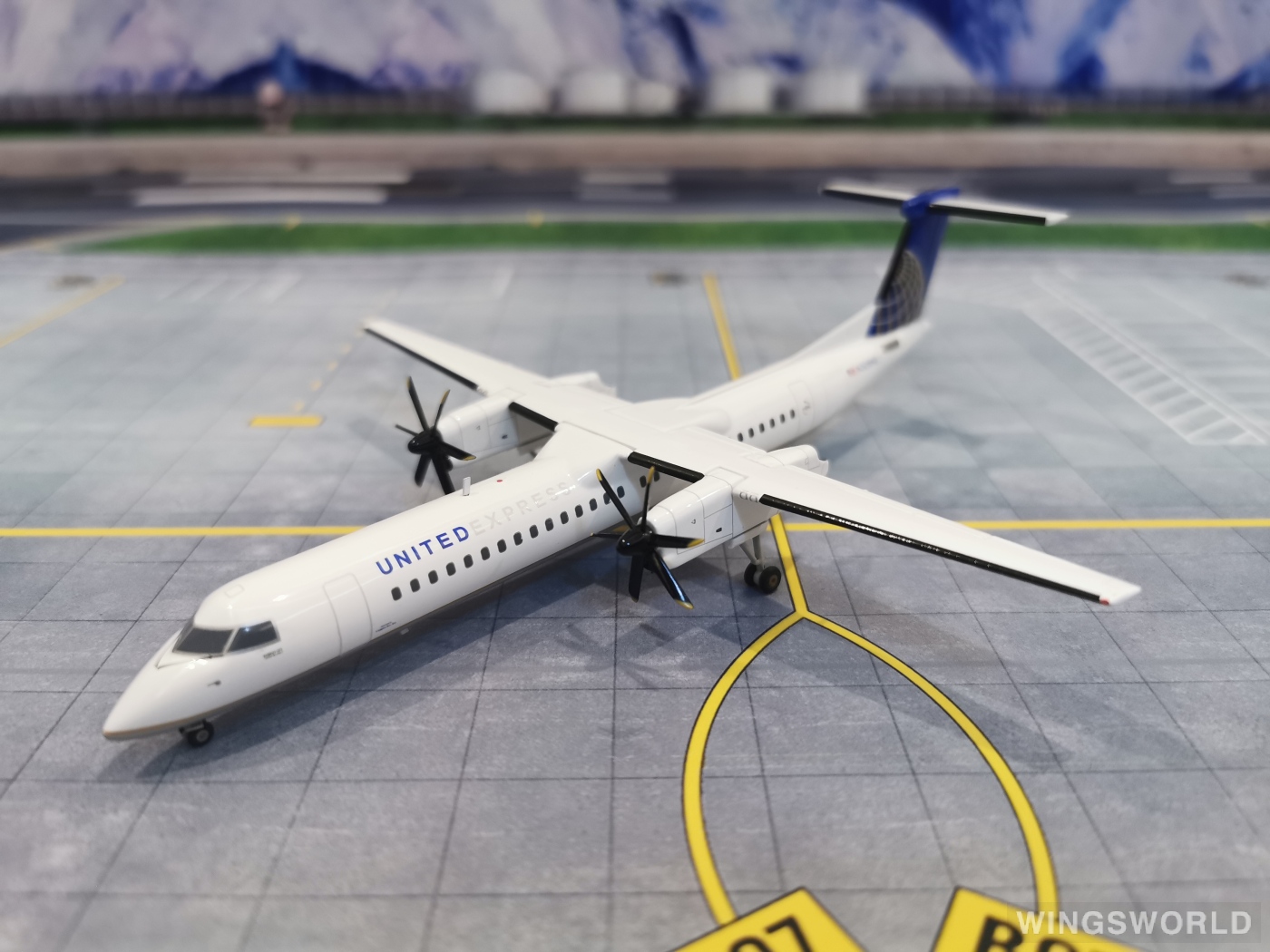 Herpa 1:200 555463 United Express 美联航快运 Bombardier Dash 8-400 N328NG