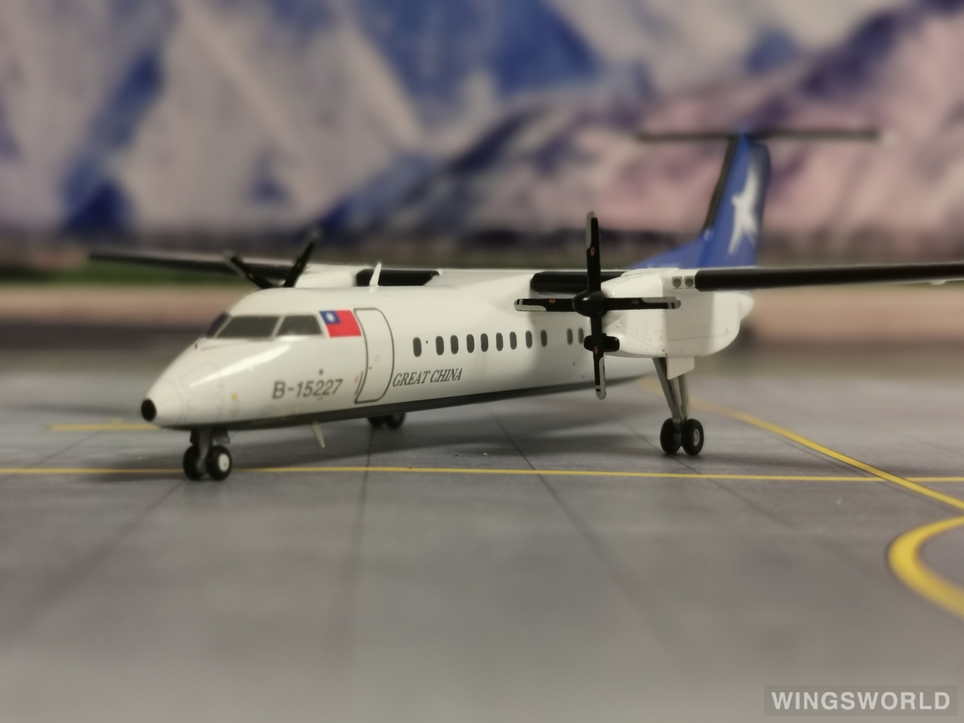 ALBATROS 1:200 Bombardier Dash 8-300 Great China 大华航空 ALB2GCA237 B ...