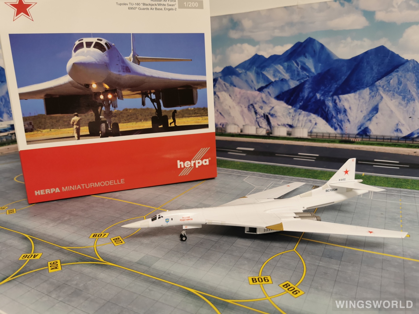 Herpa 1:200 572118 Russian Air Force 俄罗斯空军 Tupolev TU-160 RF-94102