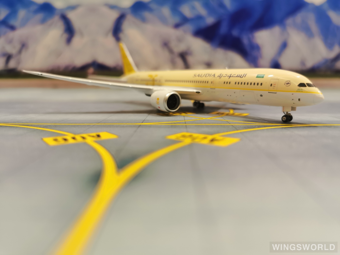 Phoenix 1:400 PH04422 Saudia 沙特阿拉伯航空 Boeing 787-9 HZ-ARE