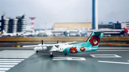 Hogan 1:200 Bombardier Dash 8-300 ANA 全日空DH28017 JA801K 图片和