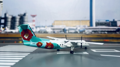 Hogan 1:200 Bombardier Dash 8-300 ANA 全日空DH28017 JA801K 图片和