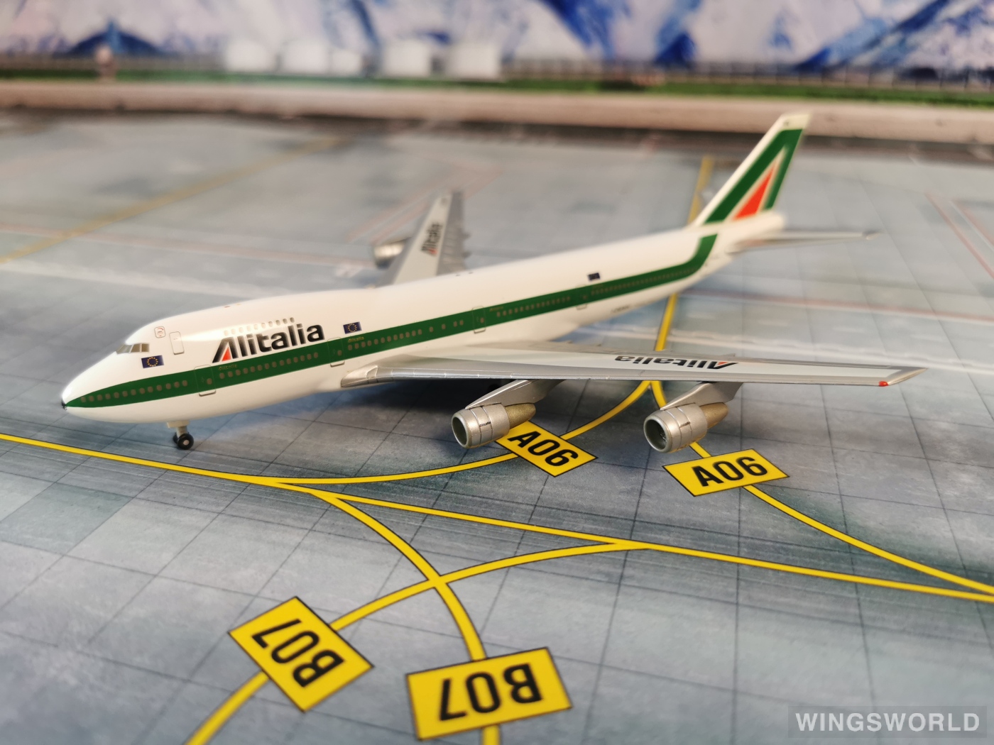 Alitalia Boeing 777-300ER Reg# EI-WLA Geminijets GJAZA1673