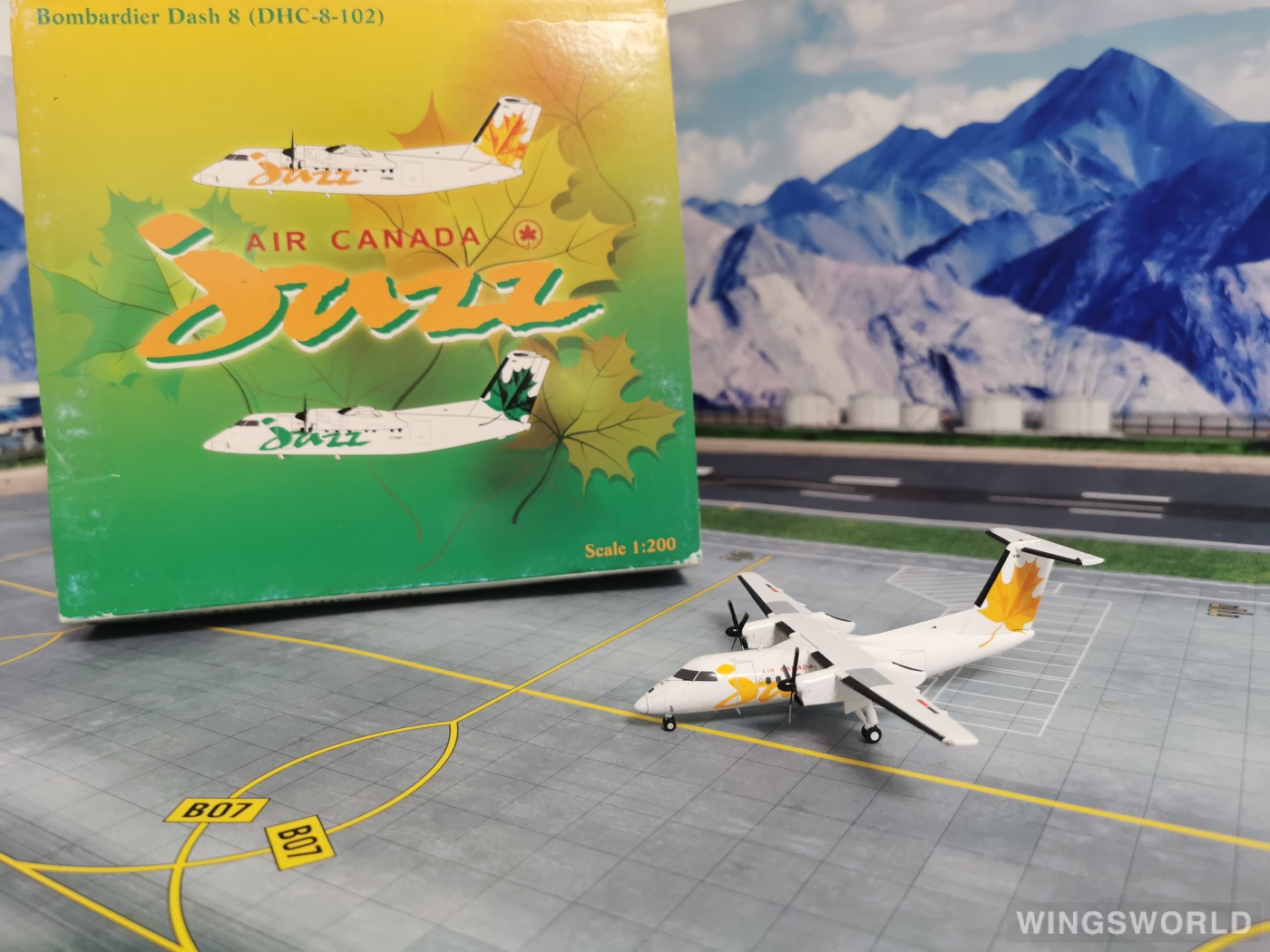 JC Wings 1:200 XX2581 Jazz Bombardier Dash 8-100 C-FGQK