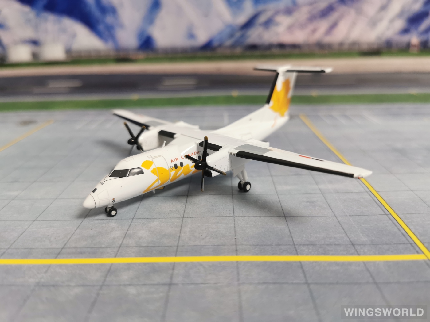 JC Wings 1:200 XX2581 Jazz Bombardier Dash 8-100 C-FGQK