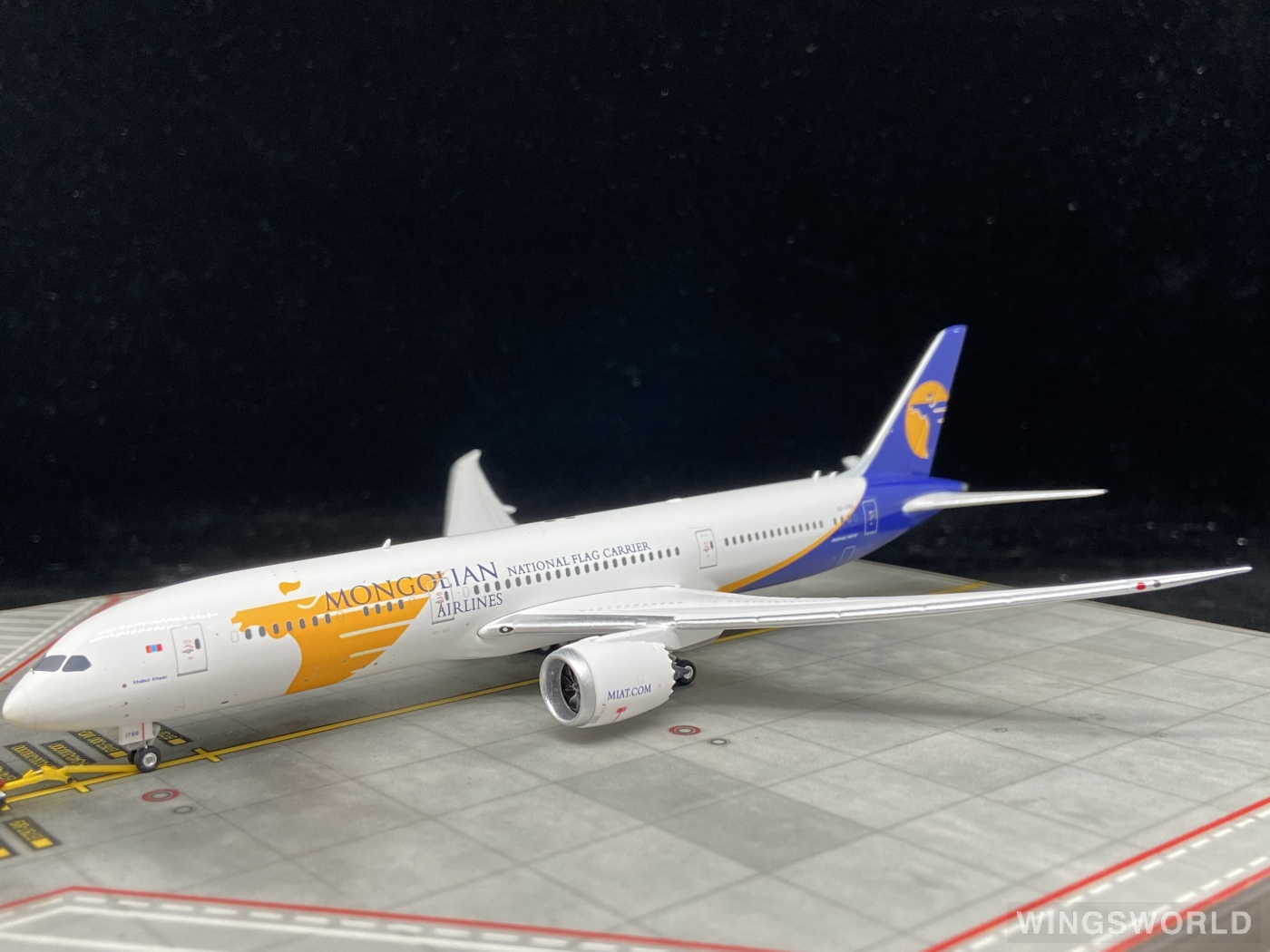 Phoenix 1:400 PH11765 MIAT Mongolian Airlines 蒙古航空 Boeing 787-9 JU-1789