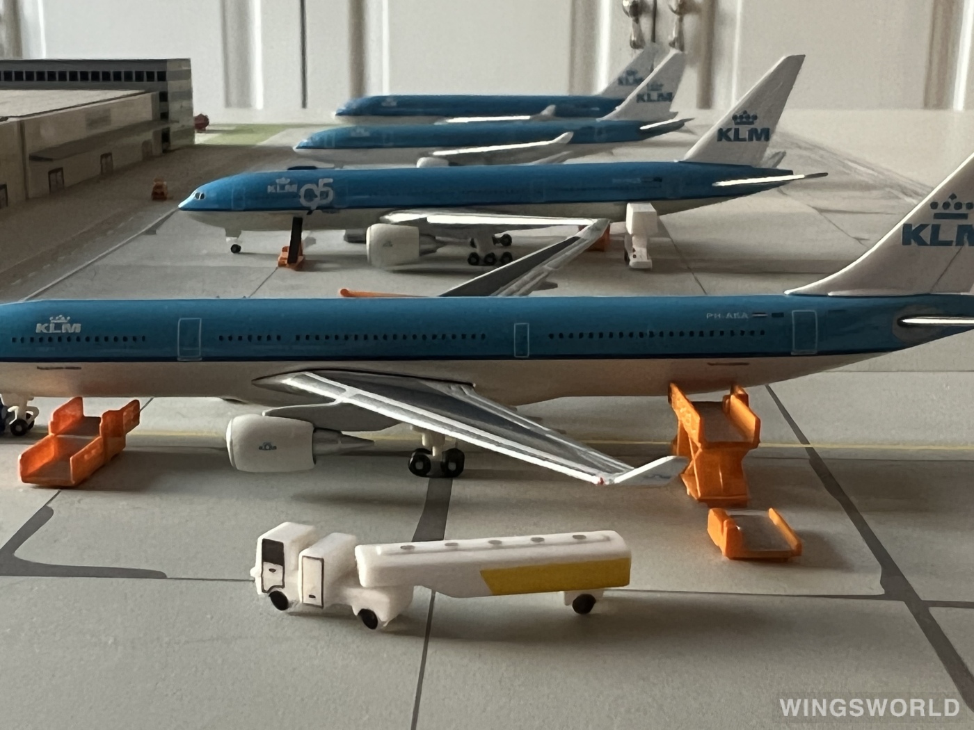 Herpa 1:500 527545 KLM 荷兰皇家航空 Boeing 777-200 PH-BQB