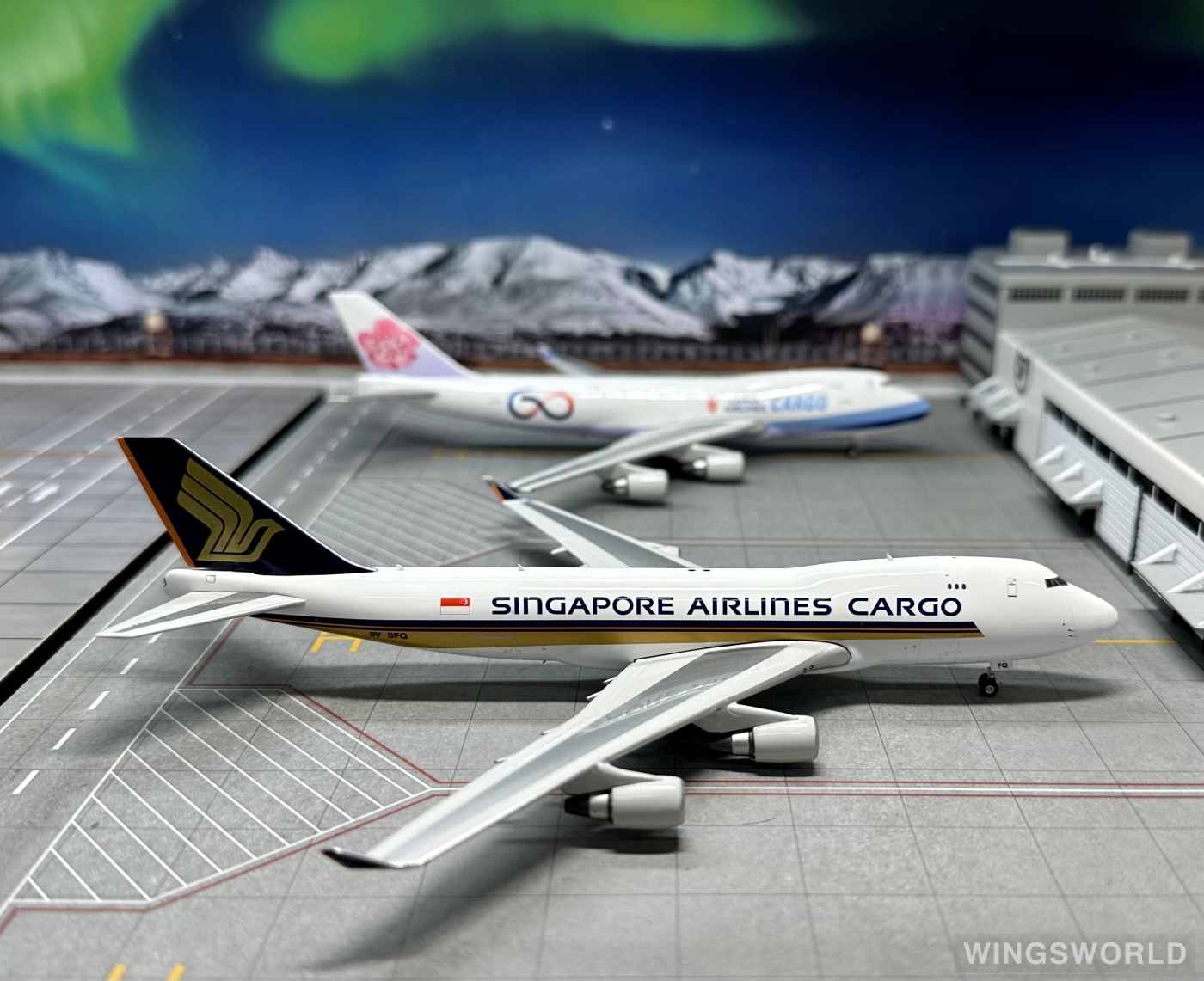 Phoenix 1:400 PH04506 Singapore Airlines 新加坡航空 Boeing 747-400 9V-SFQ
