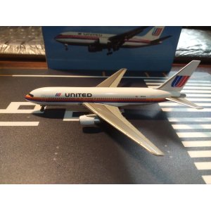 United Airlines 美国联合航空 Boeing 767-200 N610UA 1980s colors. 55204 Dragon Models 1:400