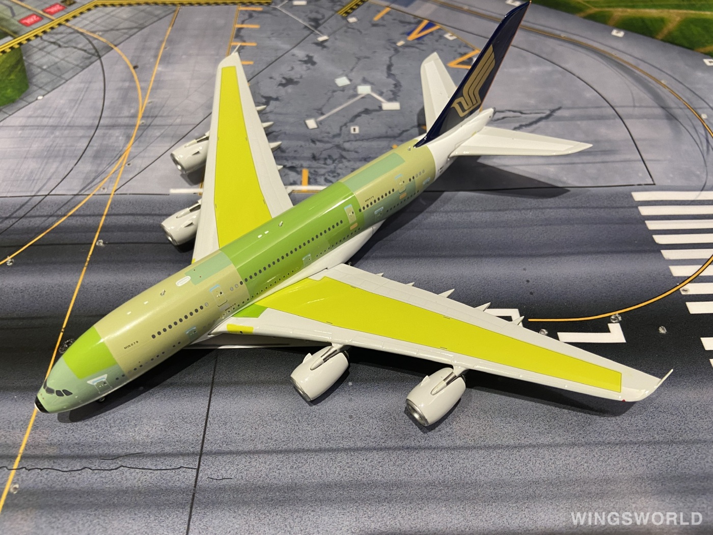 Phoenix 1:200 PH04375 Singapore Airlines 新加坡航空 Airbus A380-800 F-WWST