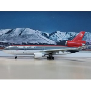 Northwest Airlines 美国西北航空 McDonnell Douglas DC-10 N239NW 1990s colors. With 