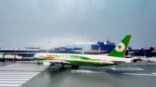 EVA Air 长荣航空 Boeing 777-300ER B-16703 长荣彩带涂装 PH10326B Phoenix 1:400