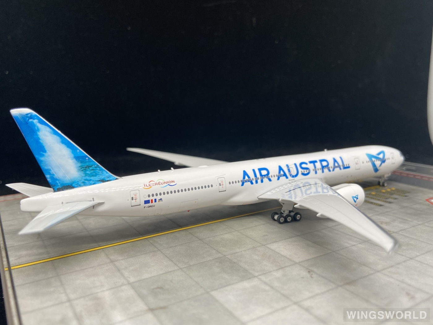 Phoenix 1:400 PH11256B Air Austral 留尼旺航空 Boeing 777-300ER F-OREU