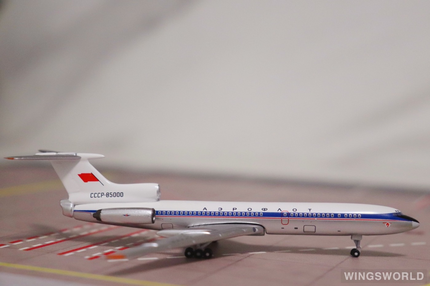 AeroClassics 1:400 AC419958 Soviet Air Force 苏联空军 Tupolev Tu-154 CCCP-85000