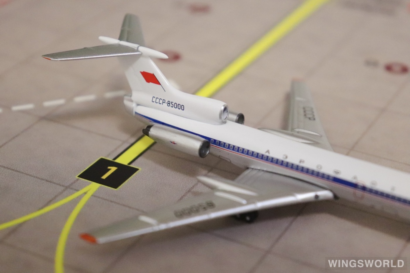 AeroClassics 1:400 AC419958 Soviet Air Force 苏联空军 Tupolev Tu-154 CCCP-85000