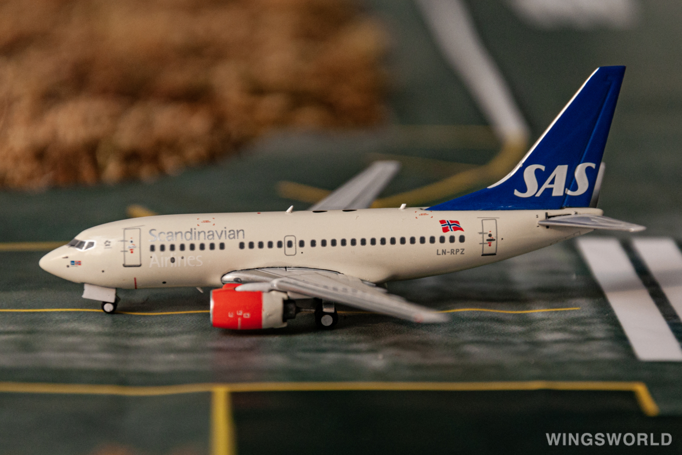 Pandamodel 1:400 BOX18021 SAS 北欧航空 Boeing 737-600 LN-RPZ
