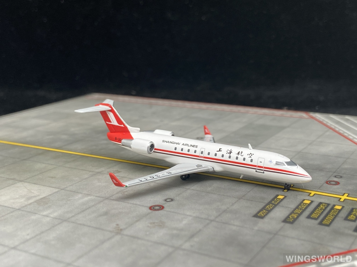 JC Wings 1:400 XX4145 Shanghai Airlines 上海航空 Bombardier CRJ200 B-3011