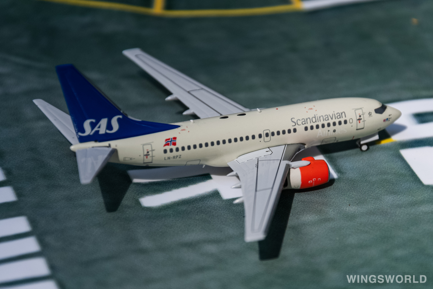 Pandamodel 1:400 BOX18021 SAS 北欧航空 Boeing 737-600 LN-RPZ