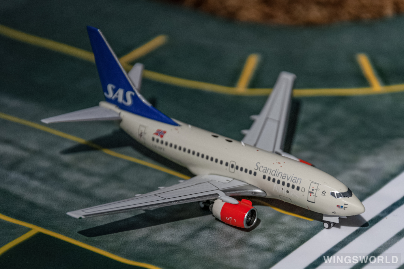 Pandamodel 1:400 BOX18021 SAS 北欧航空 Boeing 737-600 LN-RPZ