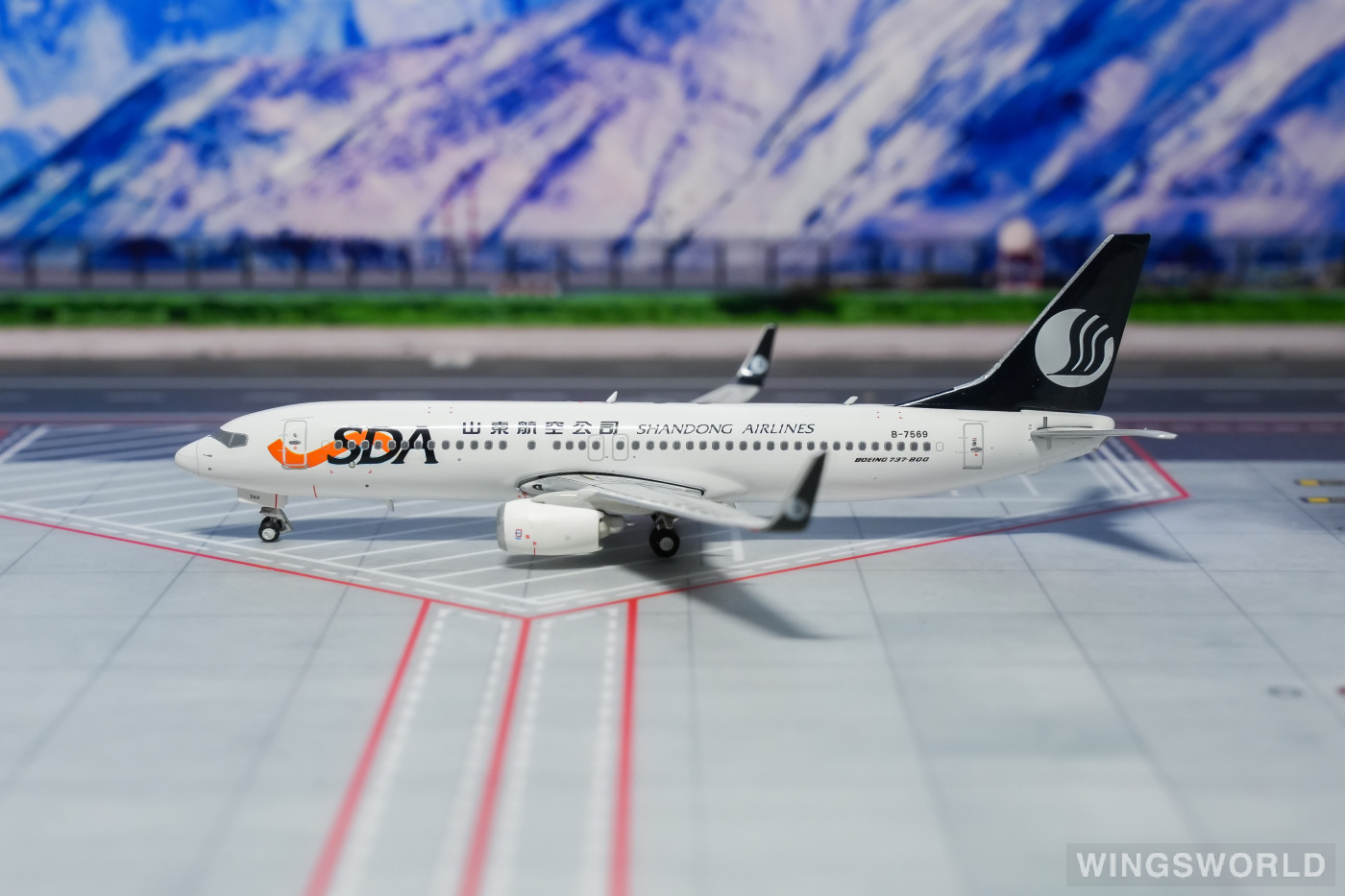 Phoenix 1:400 PH11370 Shandong Airlines 山东航空 Boeing 737-800 B-7569