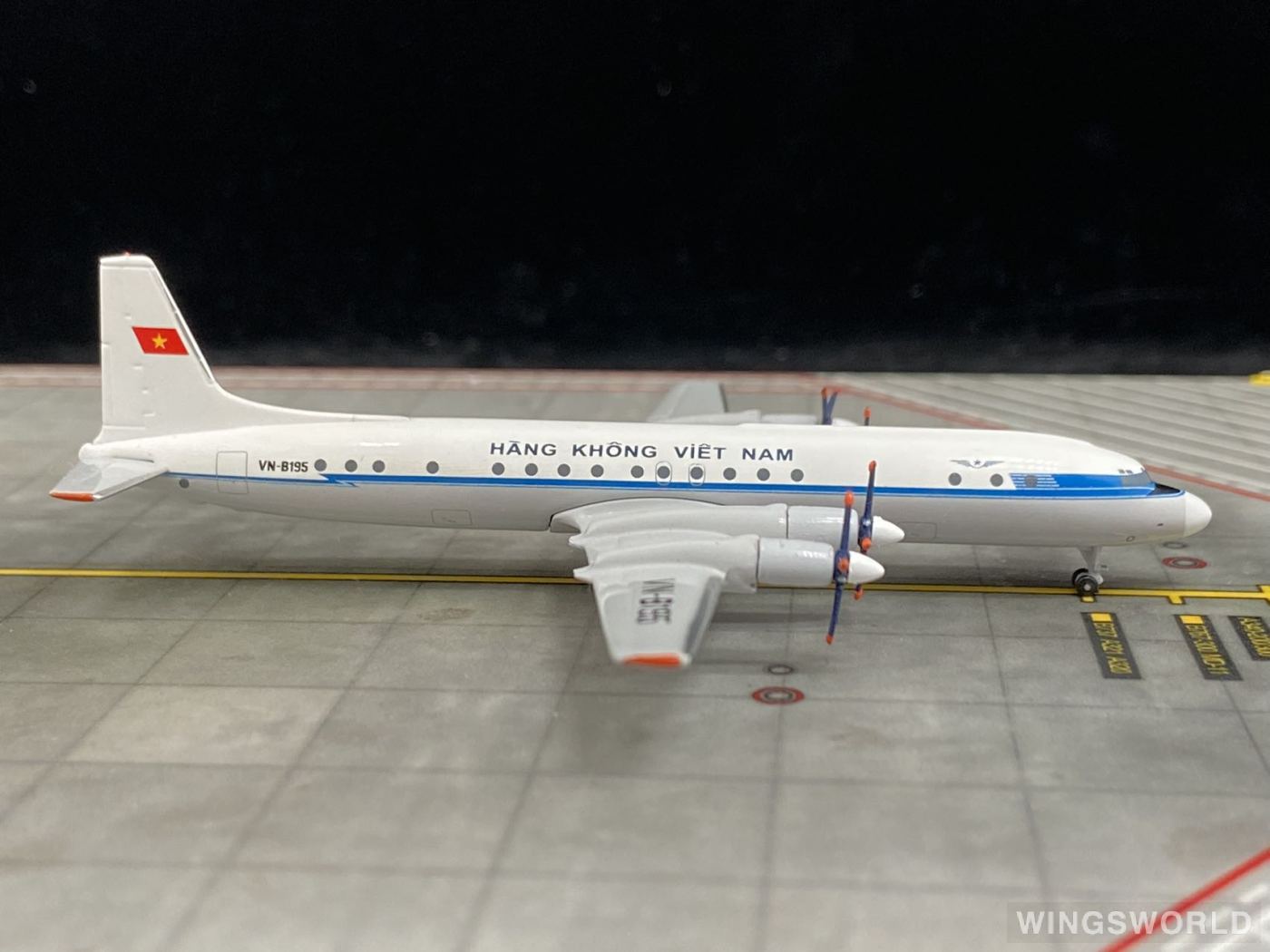 AeroClassics 1:400 AC411099 Vietnam Airlines 越南航空 Ilyushin Il-18 VN-B195