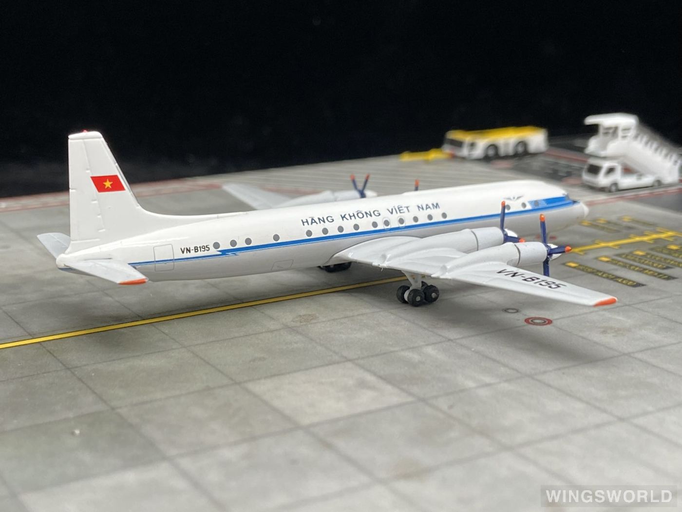 AeroClassics 1:400 AC411099 Vietnam Airlines 越南航空 Ilyushin Il-18 VN-B195