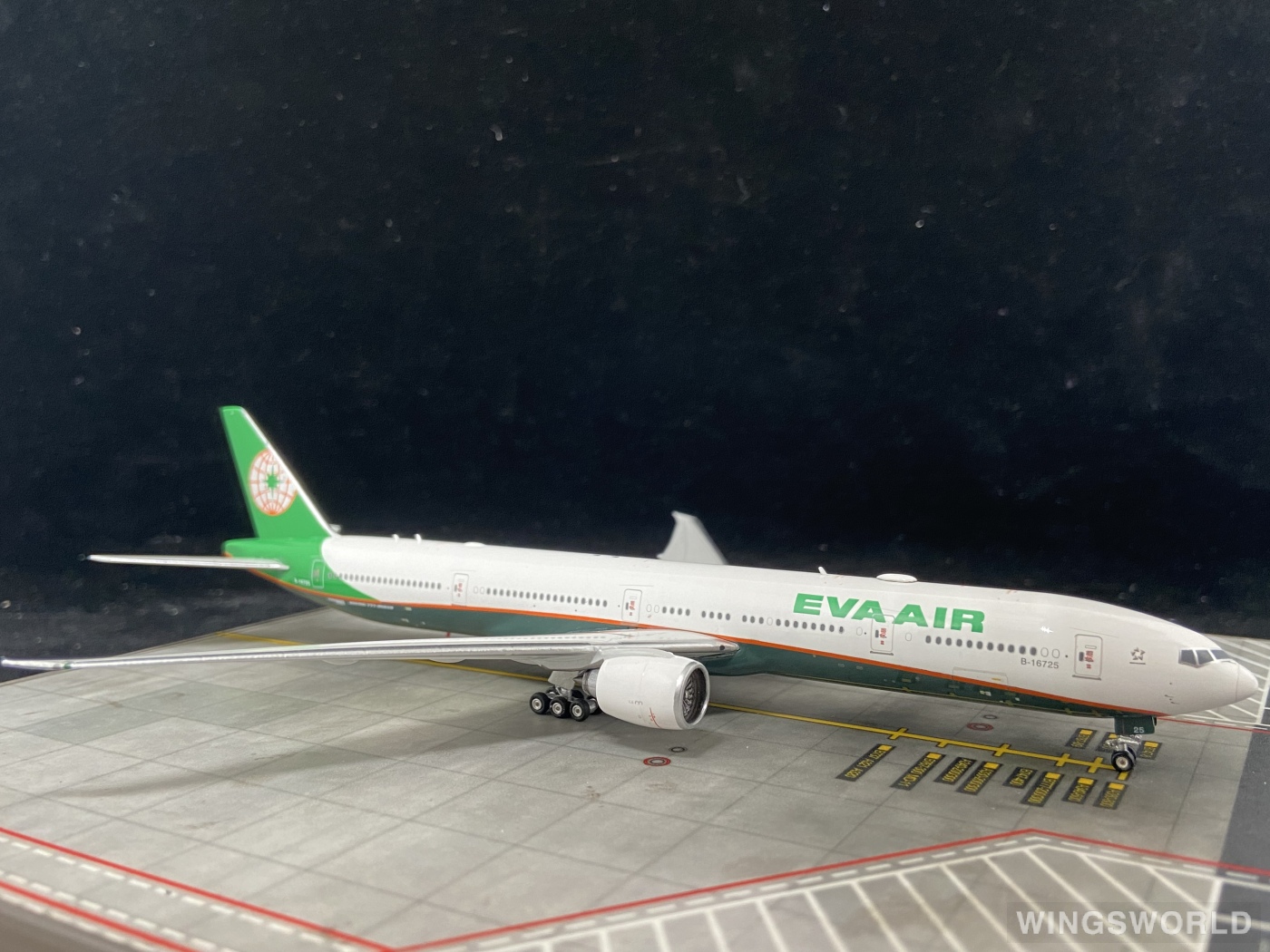 Phoenix 1:400 PH11209 EVA Air 长荣航空 Boeing 777-300ER B-16725