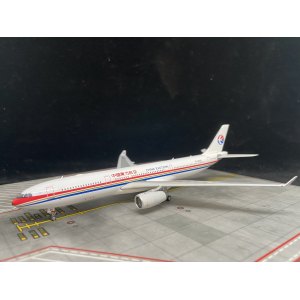 China Eastern 中国东方航空 Airbus A330-300 B-6100 1990s colors. With rolling gears. PH11324 Phoenix 1:400