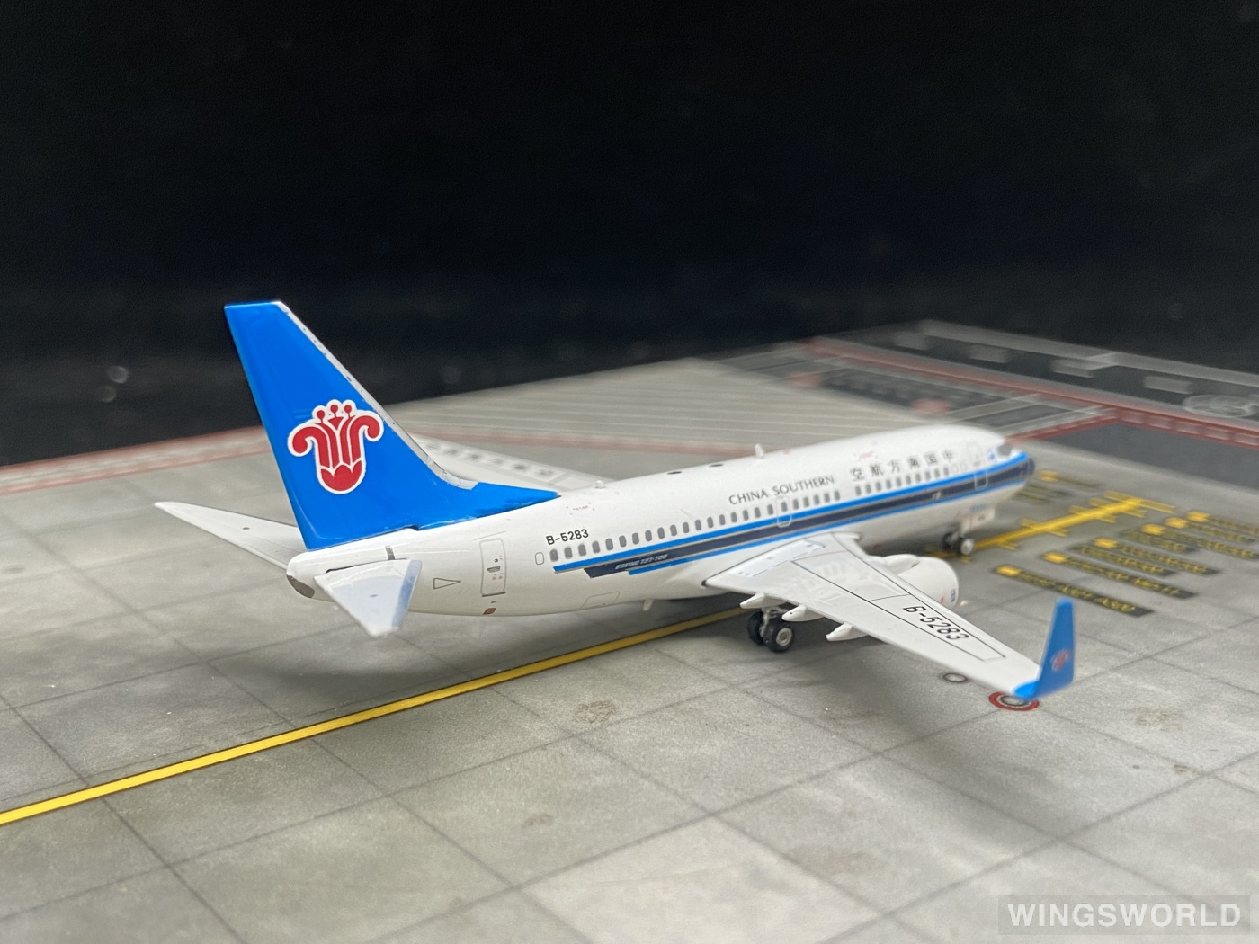 Phoenix 1:400 PH11131 China Southern 中国南方航空 Boeing 737-700 B-5283