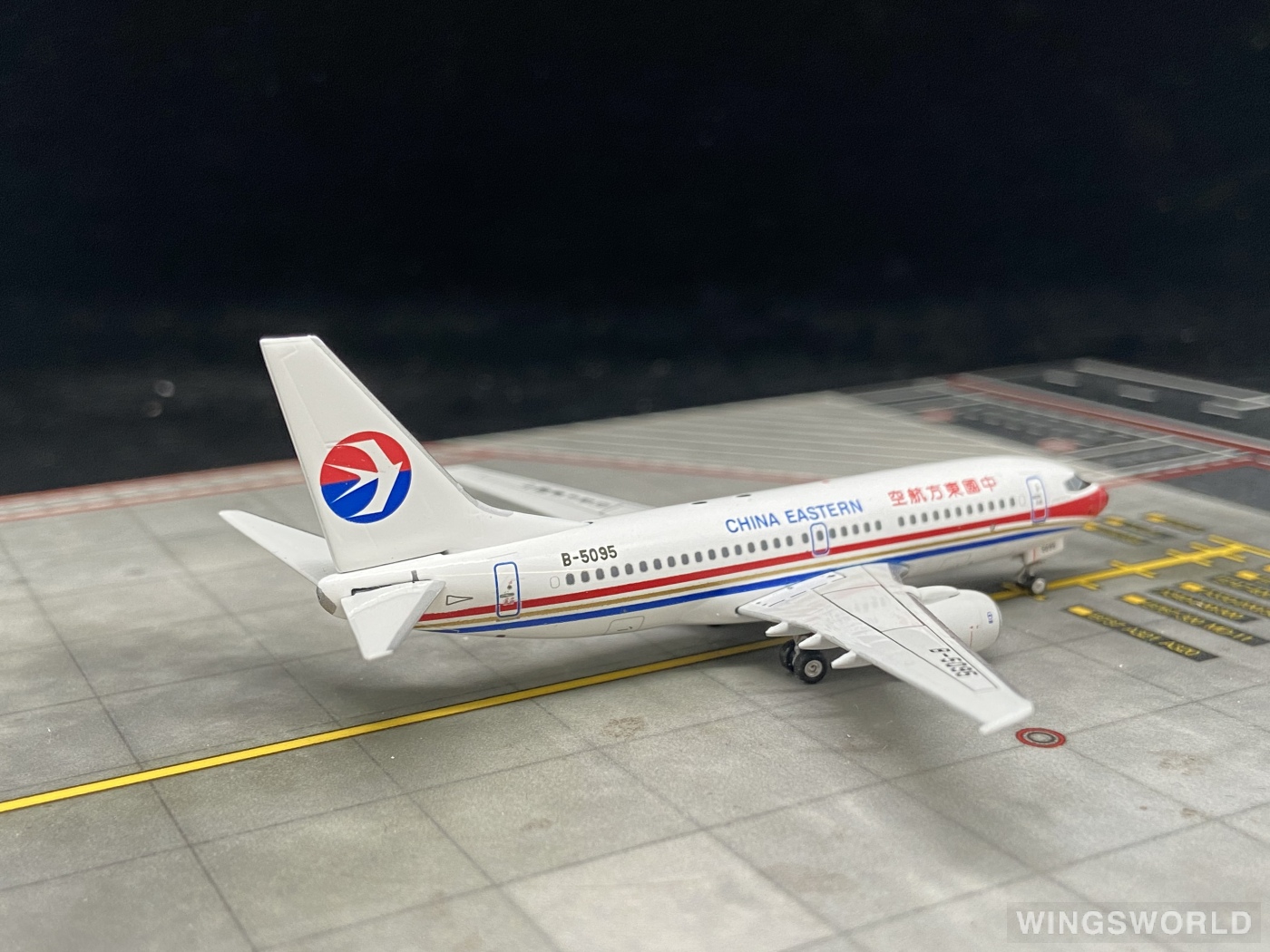 Phoenix 1:400 PH10627 China Eastern 中国东方航空 Boeing 737-700 B-5095