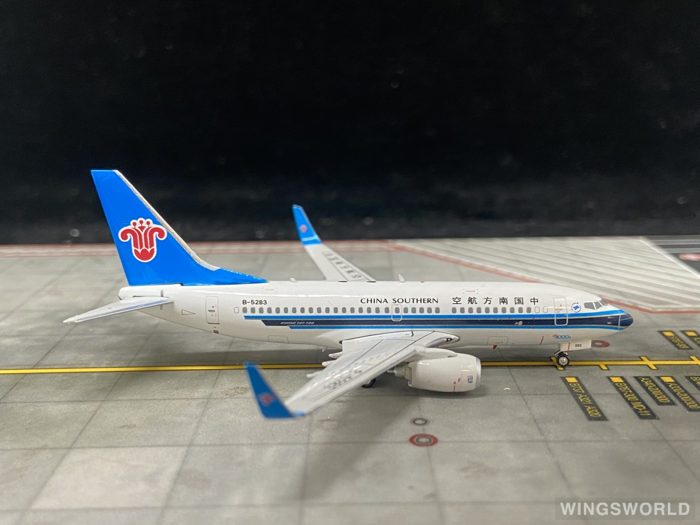 Phoenix 1:400 PH11131 China Southern 中国南方航空 Boeing 737-700 B-5283