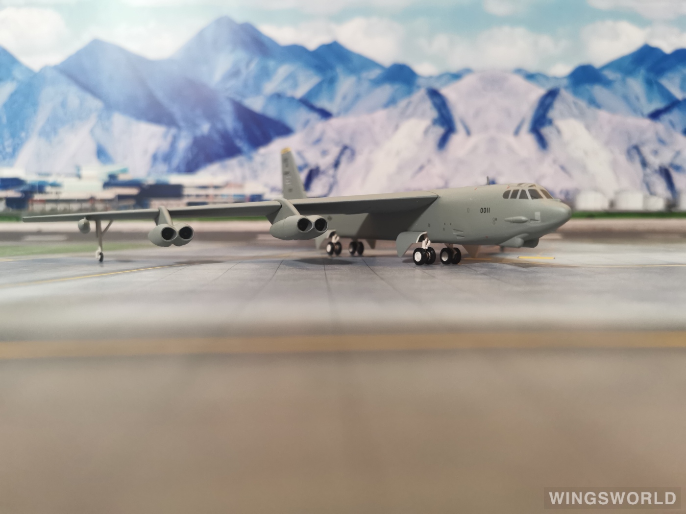 Herpa 1:200 570916 USAF 美国空军 Boeing B-52 60-0011